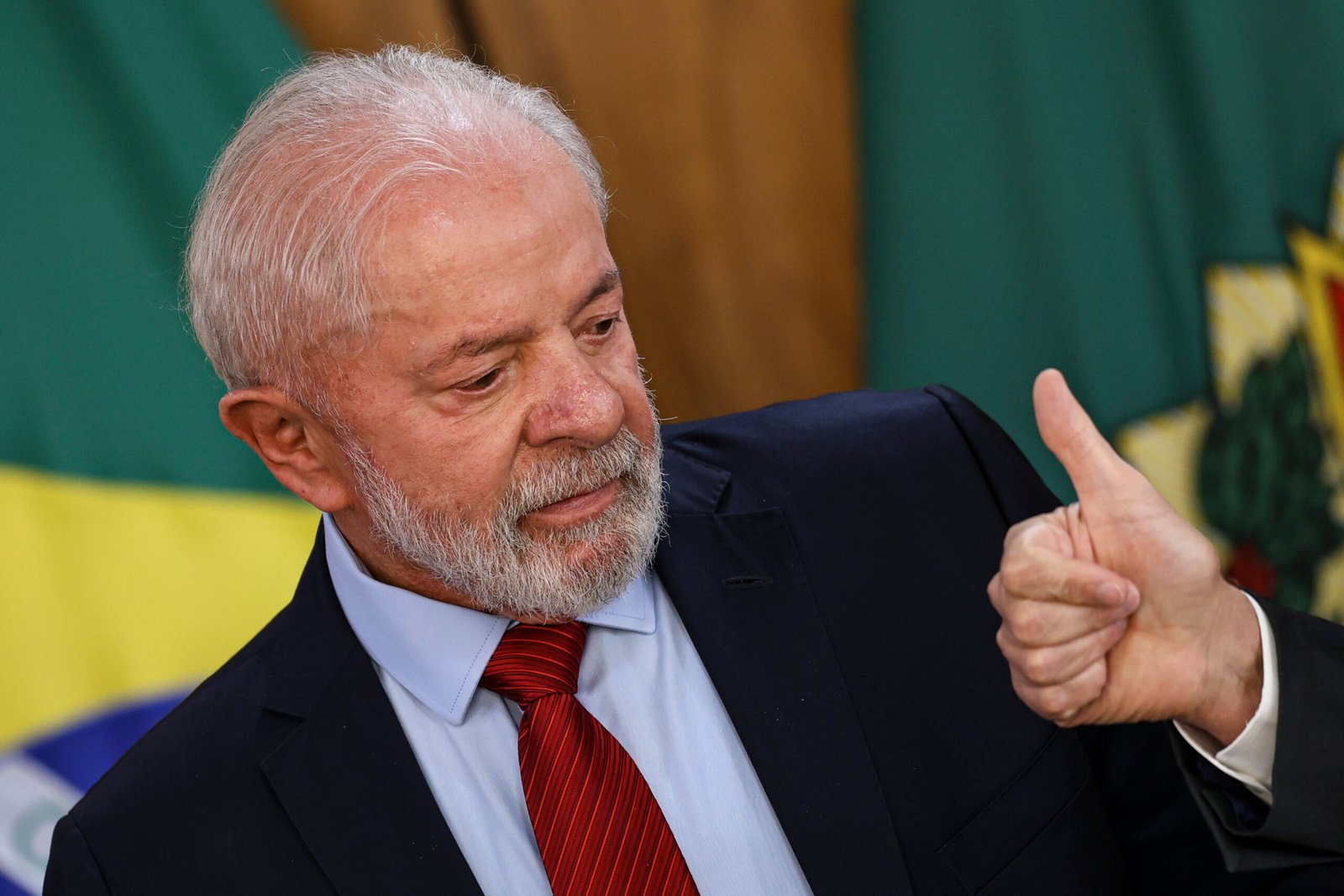 Lula informa aos ministros que fará trocas no 1º escalão