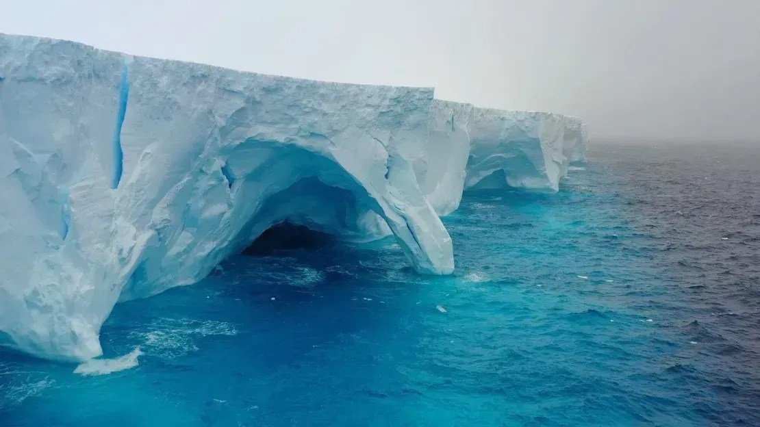 Maior iceberg do mundo está em movimento mais uma vez