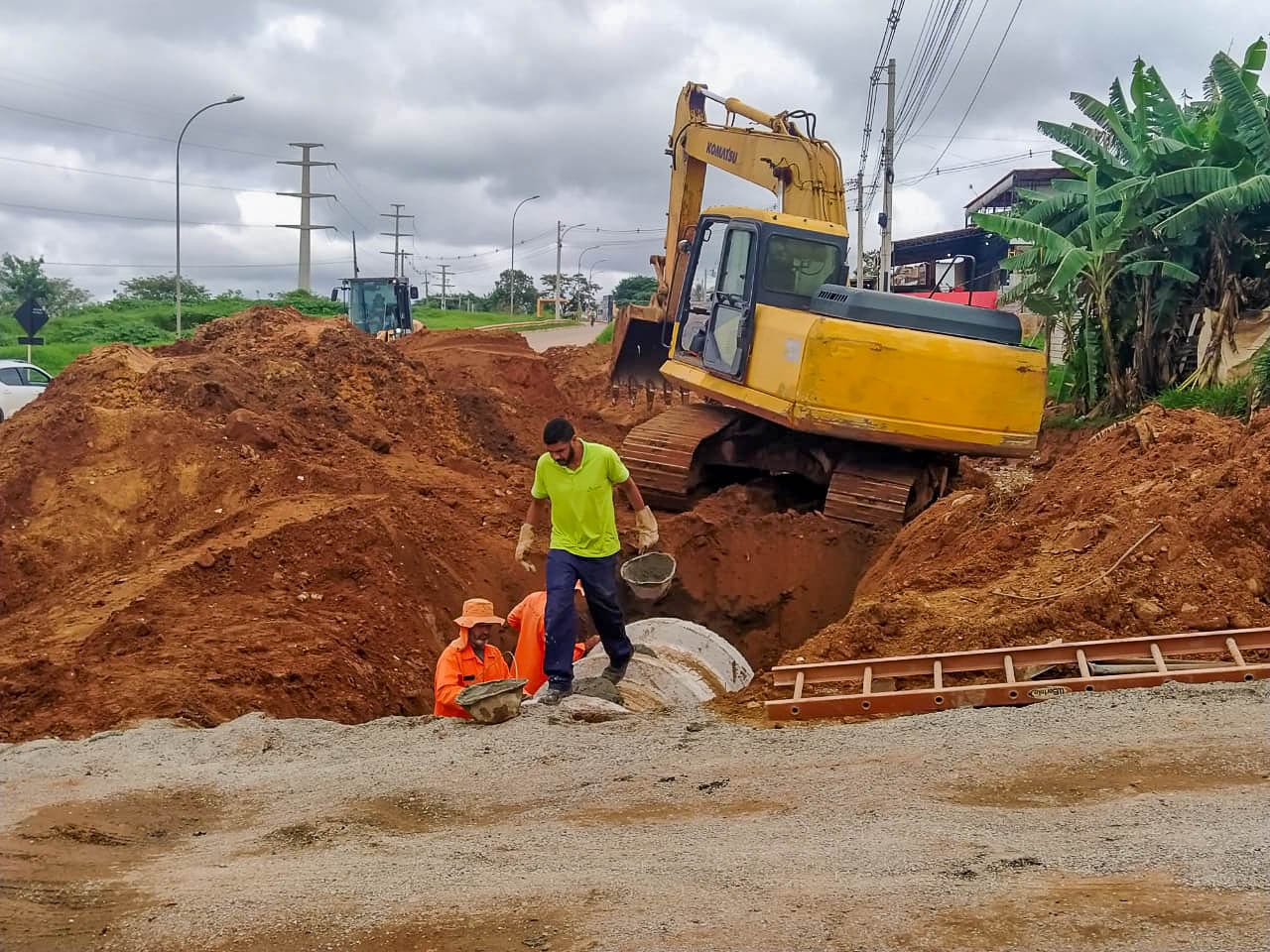 Manilhas de concreto são instaladas no acesso principal do Assentamento Dorothy Stang, em Sobradinho