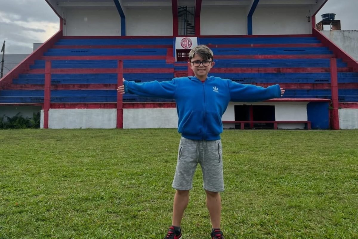 Menino com doença que paralisa músculos luta por remédio milionário