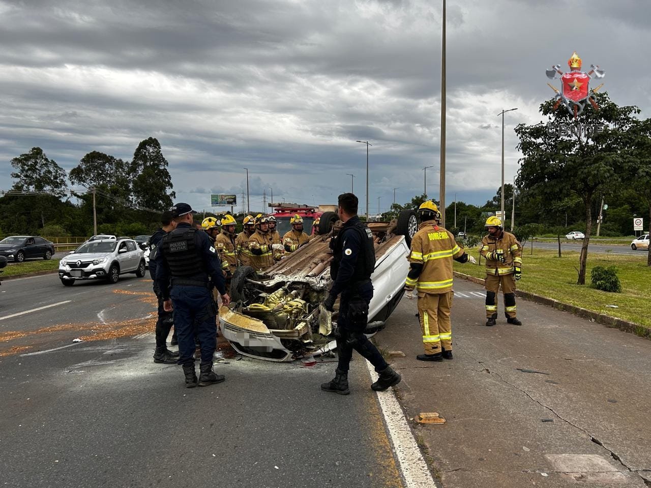 Motorista fica ferido após carro bater em poste e capotar na EPTG