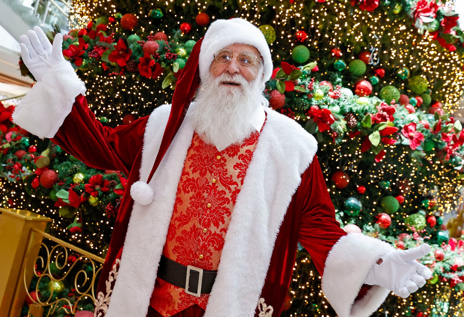 Papai Noel, urso polar e cantores dão o clima do Natal do HCB