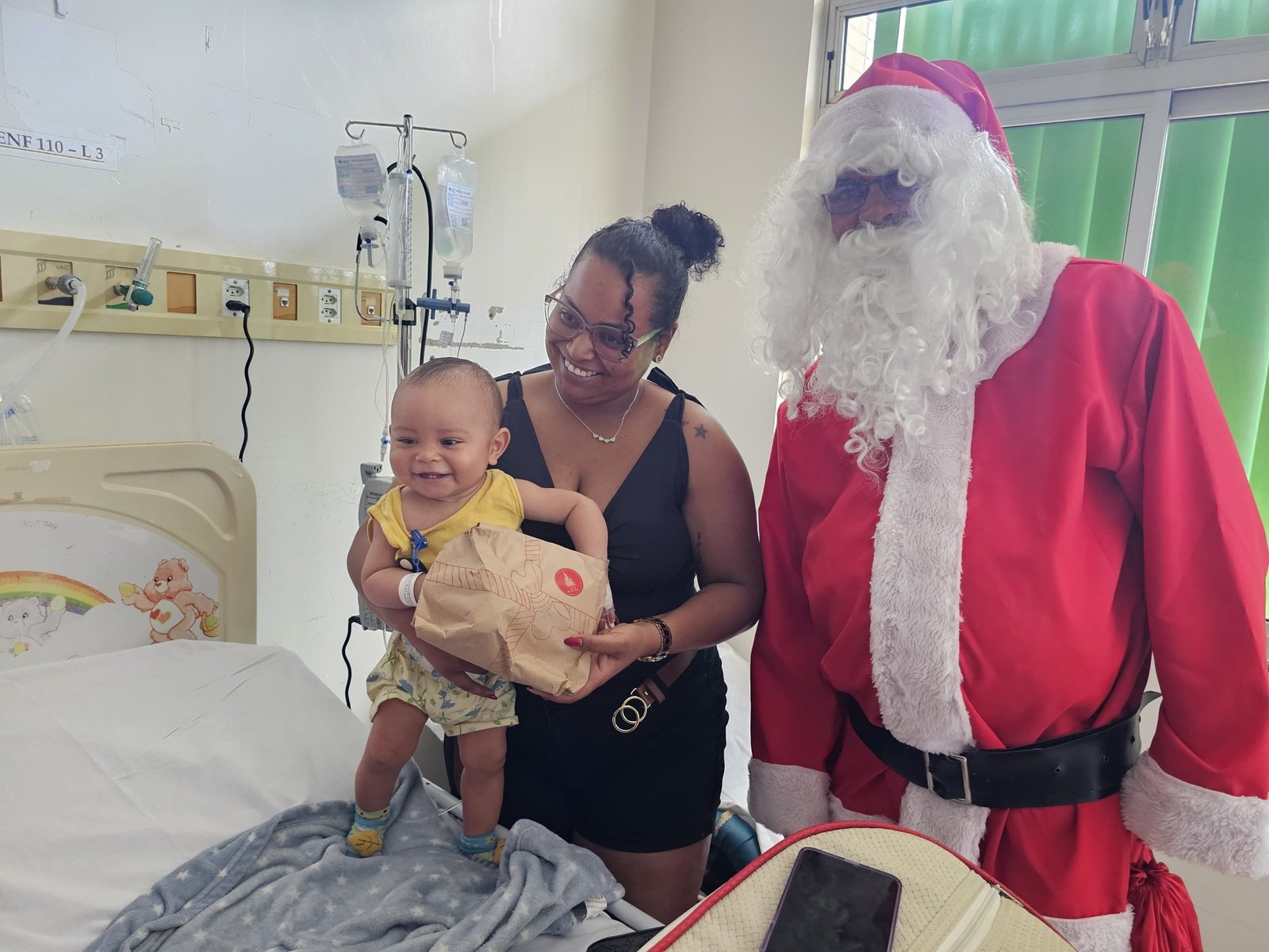 Policial Noel leva alegria e presentes para crianças internadas no Hospital Regional de Santa Maria