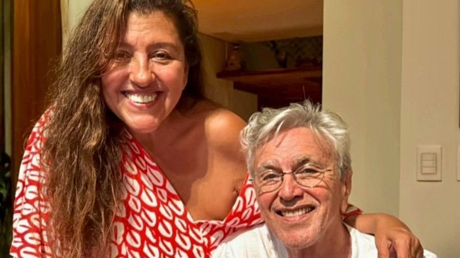 Regina Casé comemora visita surpresa de Caetano Veloso: “Meu amor“