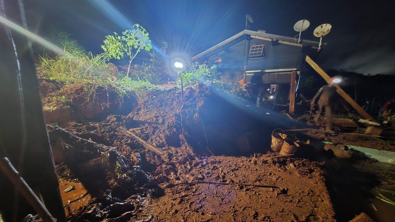 Três pessoas morrem após deslizamento de terra sobre imóvel em Taubaté (SP)