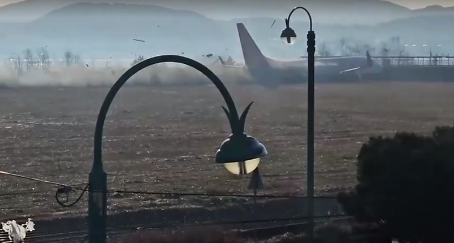 Vídeo mostra avião colidindo contra muro de aeroporto na Coreia do Sul; veja