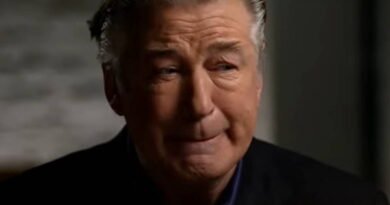 Alec Baldwin se emociona ao relembrar tragédia de Rust em nova série