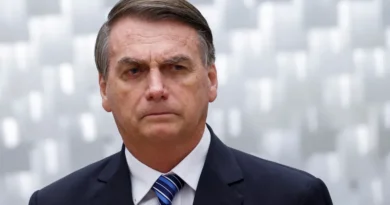 O ex-presidente desvia a atenção da atriz e do filme "Ainda Estou Aqui", atacando o governo Lula e a Lei Rouanet, mas omite detalhes importantes sobre a produção.