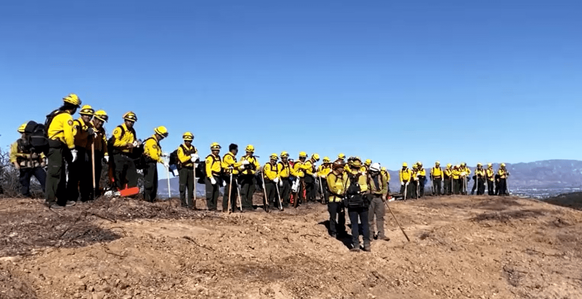 Bombeiros mexicanos iniciam primeiro dia de trabalho em Los Angeles