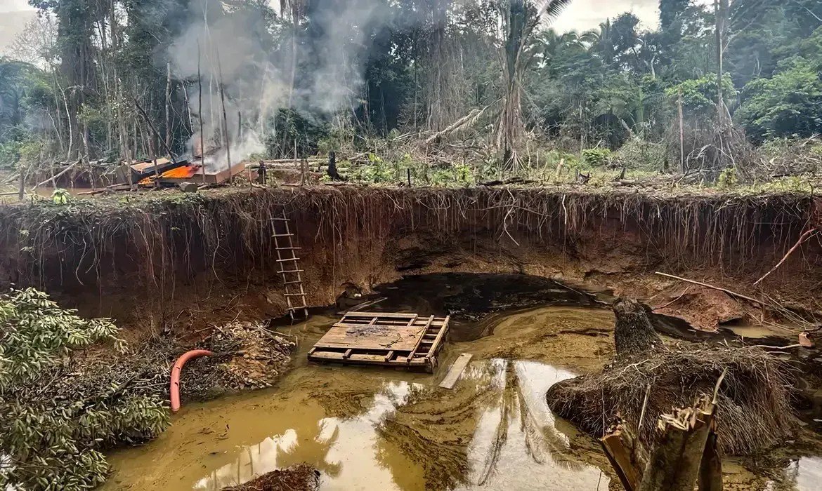 Brasil e França assinam acordo de combate ao garimpo ilegal na Amazônia