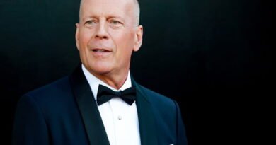 Com problemas de fala, Bruce Willis agradece policiais de Los Angeles