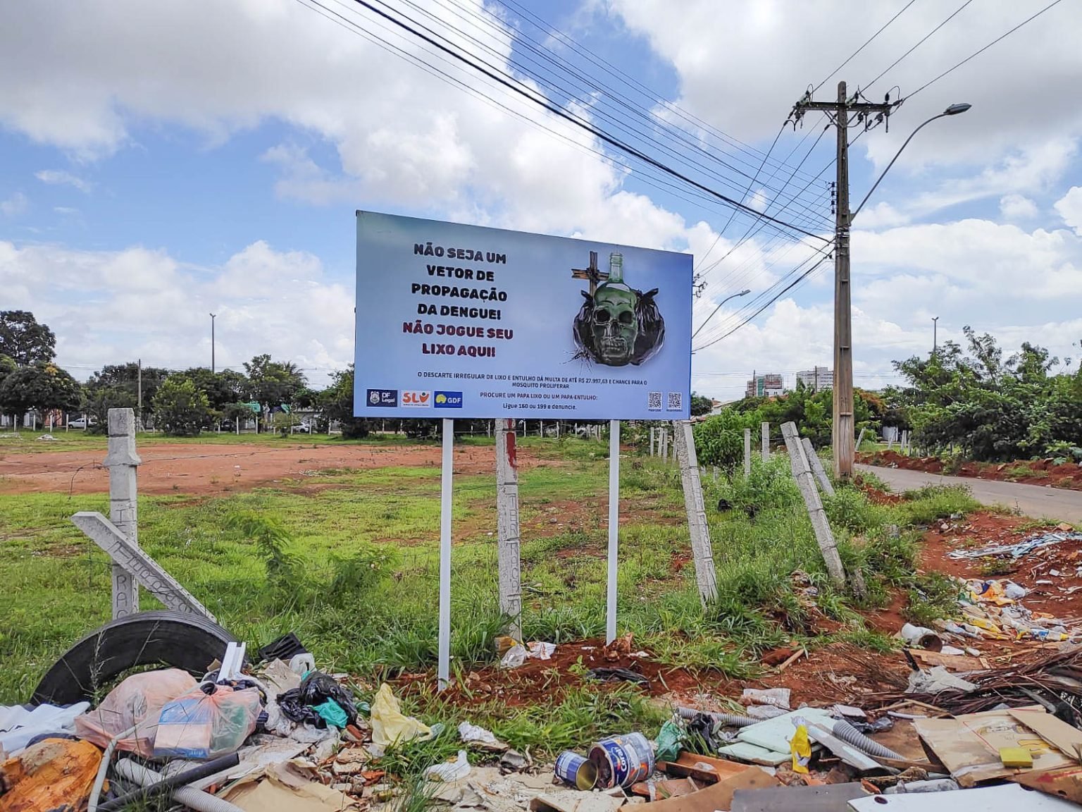 Combate à dengue: placas informativas em pontos de descarte irregular alertam para deveres e cuidados com o mosquito