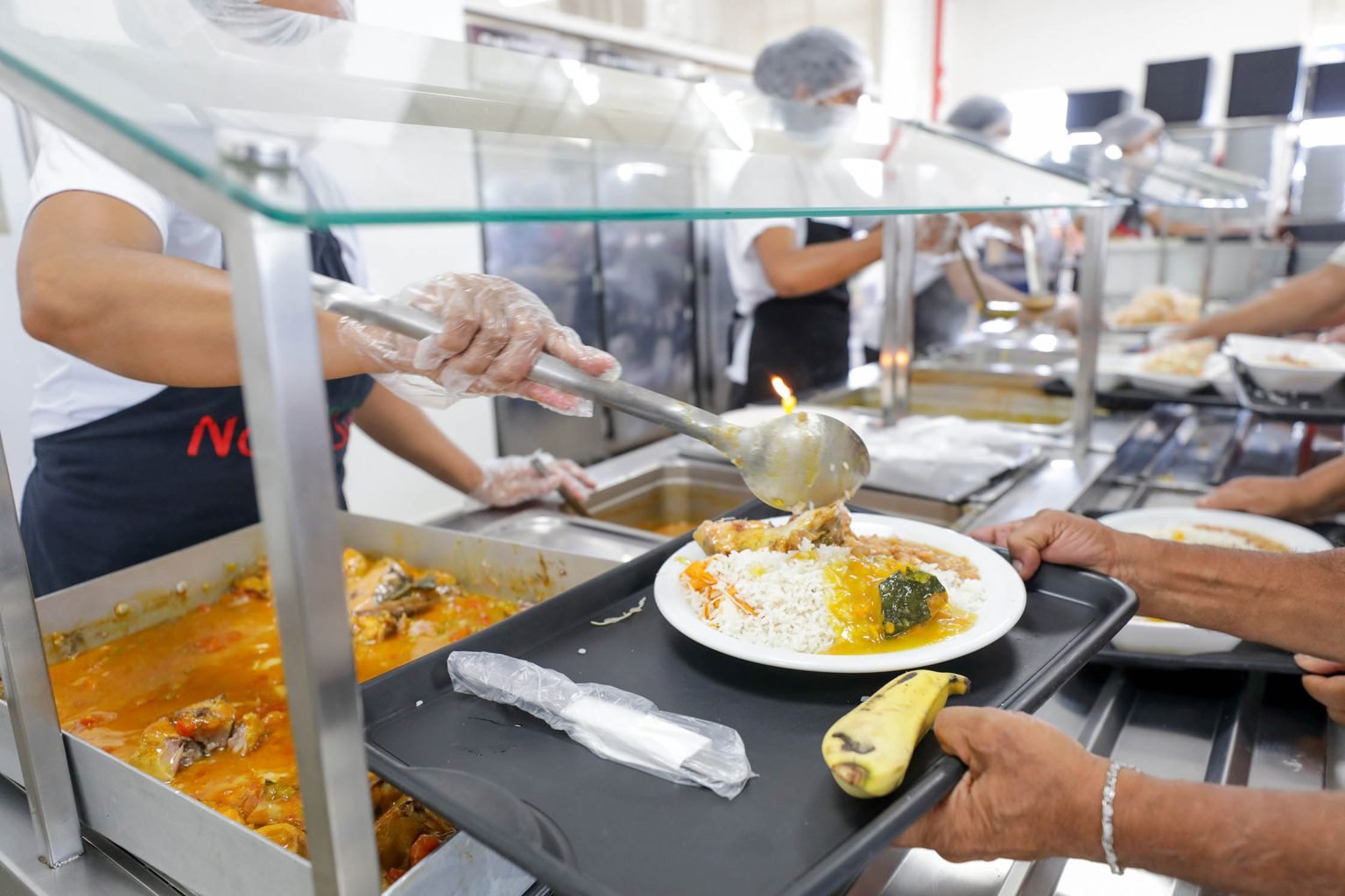 Comida na mesa e economia no bolso: restaurantes comunitários ampliam segurança alimentar da população