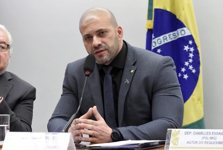 Defesa de Silveira pede a Moraes para que seja solto com base no indulto natalino