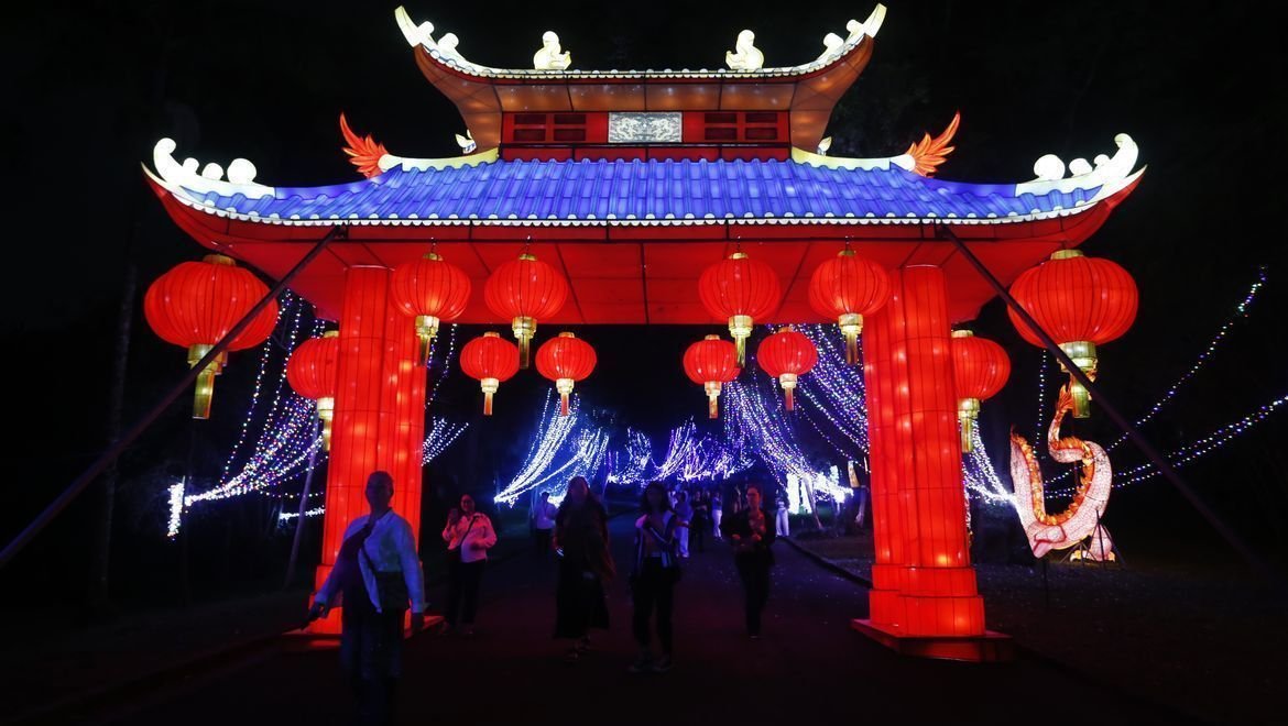 Esculturas chinesas feitas de seda embelezam o Jardim Botânico de São Paulo