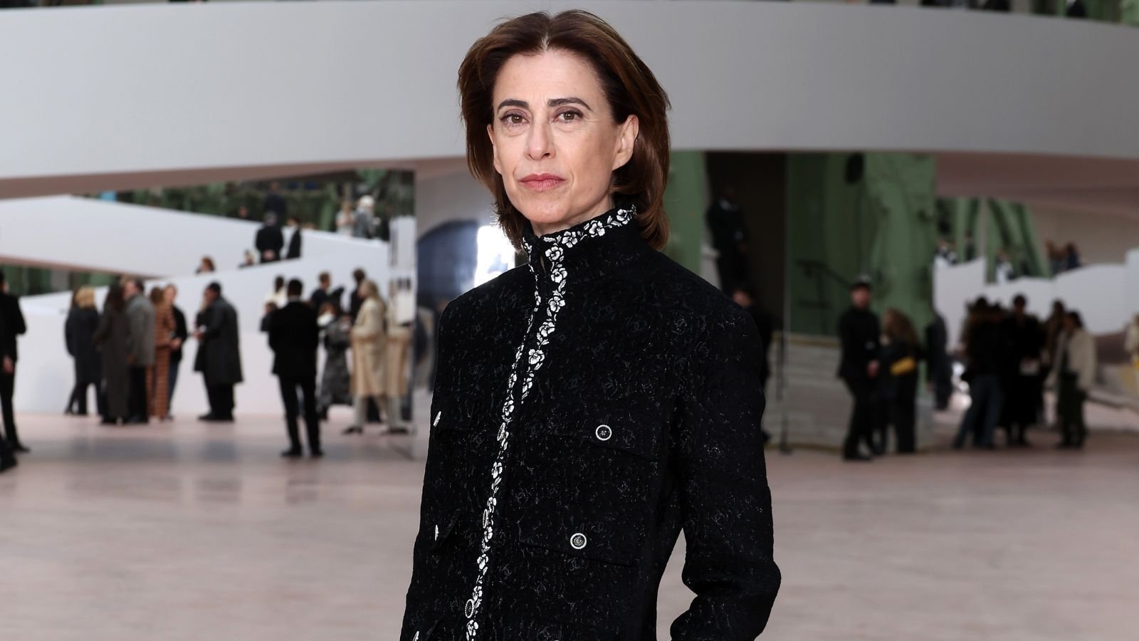 Fernanda Torres acompanha desfile da Chanel em Paris; veja o look