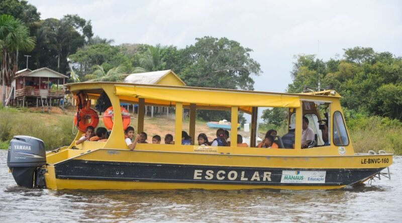 Governo aposta em transporte por barcos para aprimorar educação no norte