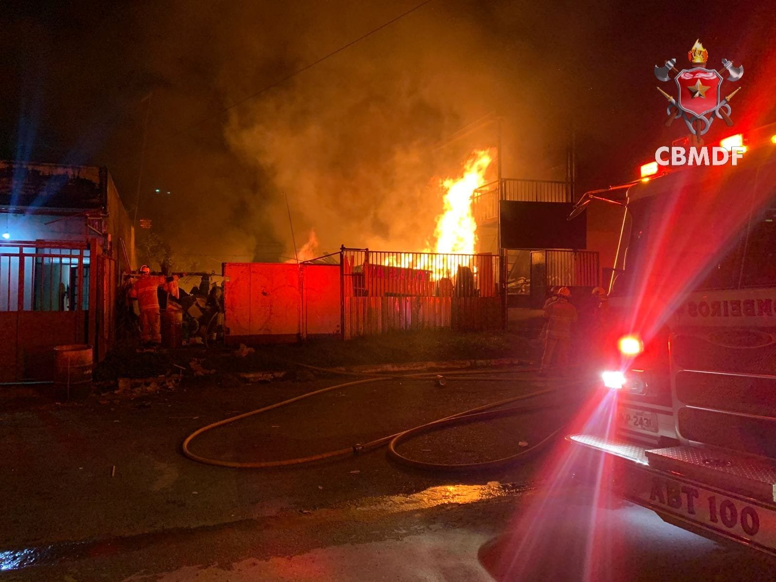 Incêndio em lote de material reciclável mobiliza bombeiros na Ceilândia