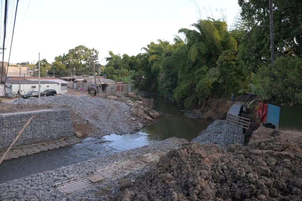 Um ano após a enchente na Vila Cauhy, moradores ainda temem a força da chuva