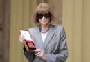 Anna Wintour tira óculos de sol para encontro com Rei Charles; veja foto