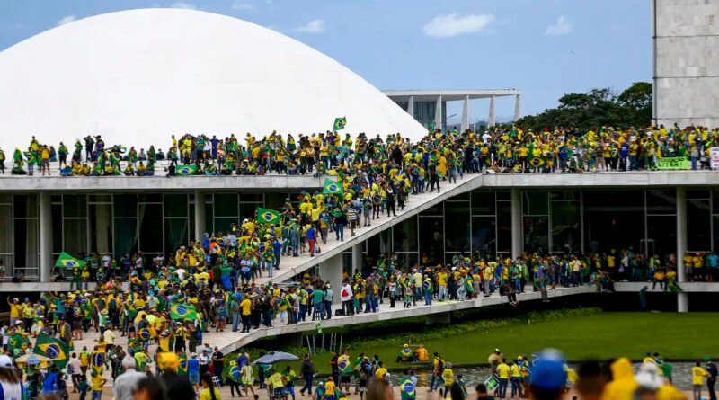 Brasileiros rejeitam mudança na Ficha Limpa e se dividem sobre anistia, diz Pesquisa Atlas