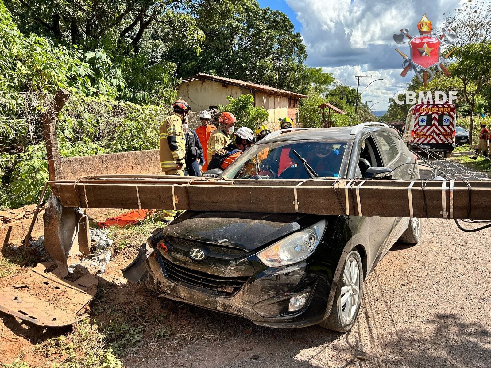 Carro colide com poste e motorista fica gravemente ferido no Lago Oeste