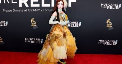 Chappell Roan utilizou vestido de 2003 para o Grammy; veja detalhes do look