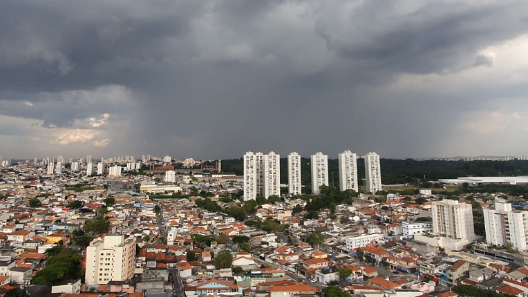 Chuvas: Motorista desaparece após ser levado por enxurrada em SP