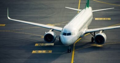 Foto colorida de um avião - Metrópoles