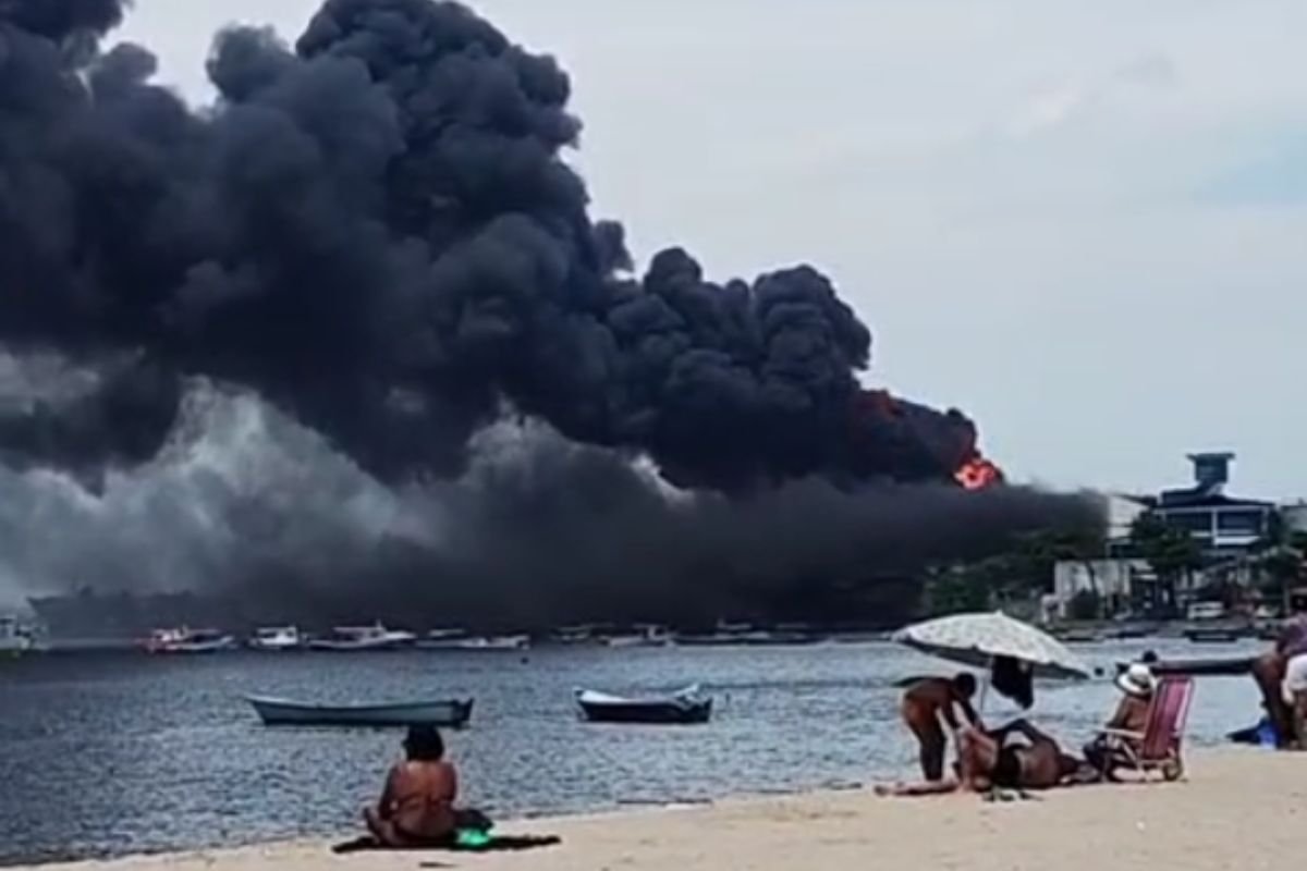 Incêndio de grandes proporções atinge fábrica na Ilha do Governador