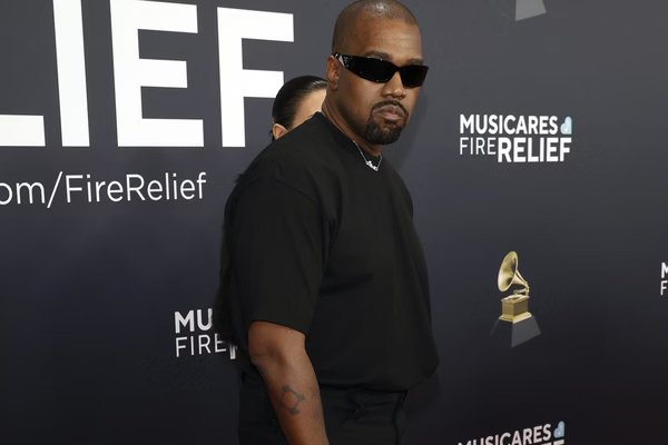 Kanye West volta atrás e diz não ser mais nazista