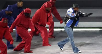 Look de Kendrick Lamar no Super Bowl marca o retorno das calças flare