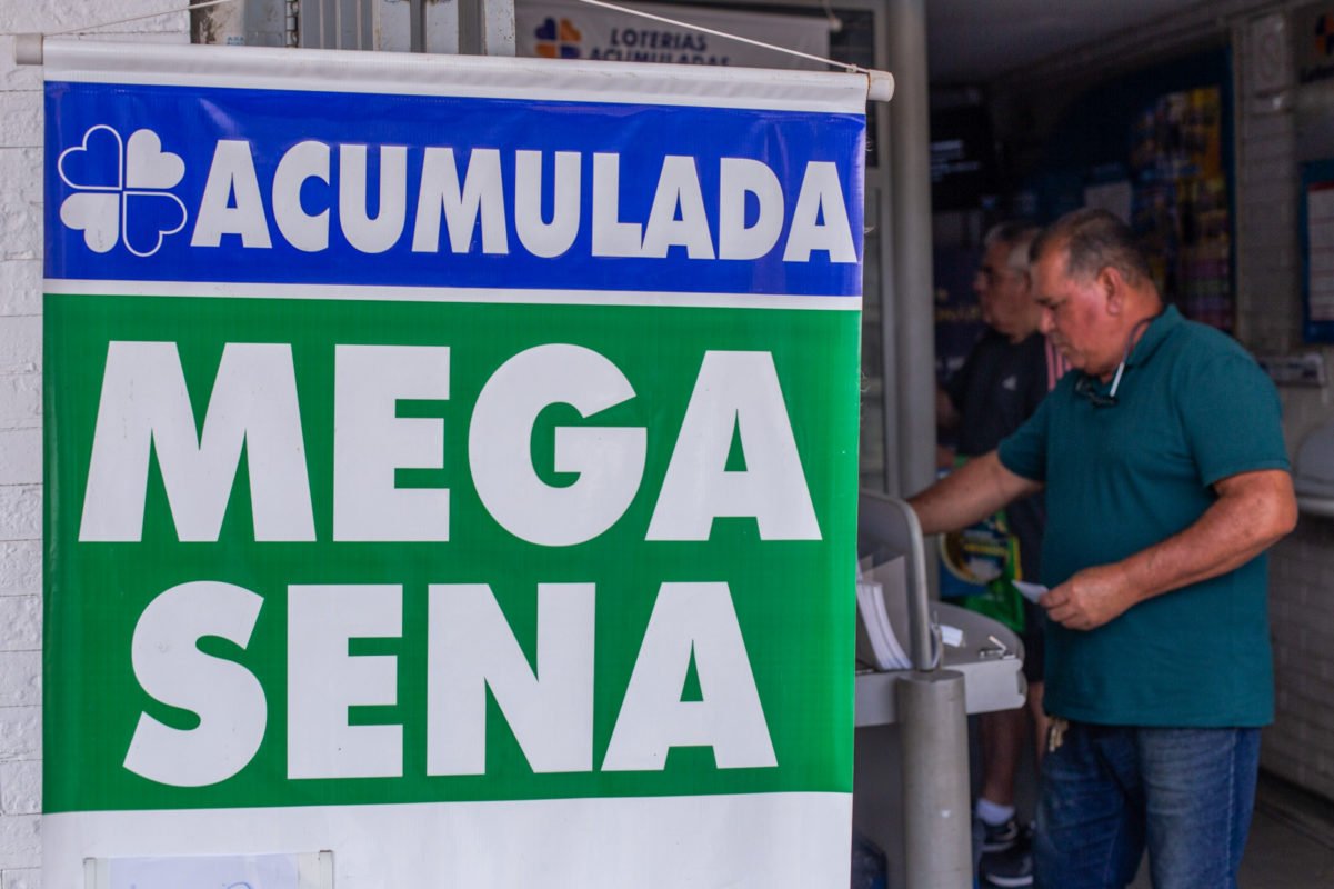 Mega-Sena acumula e prêmio vai a R$ 33 milhões. Confira os números