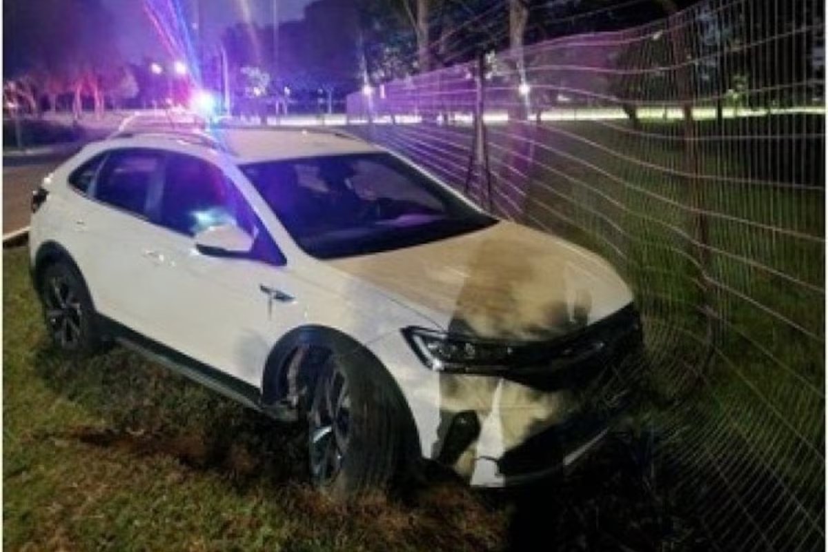 Motorista embriagada bate carro em cerca da residência de Geraldo Alckmin