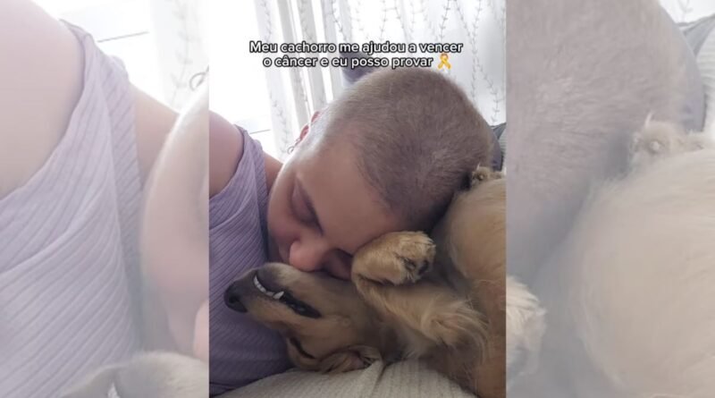 Foto colorida de uma mulher e um cachorro - Metrópoles