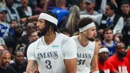 NBA: Anthony Davis tem estreia de gala pelos Mavs, mas se machuca sozinho