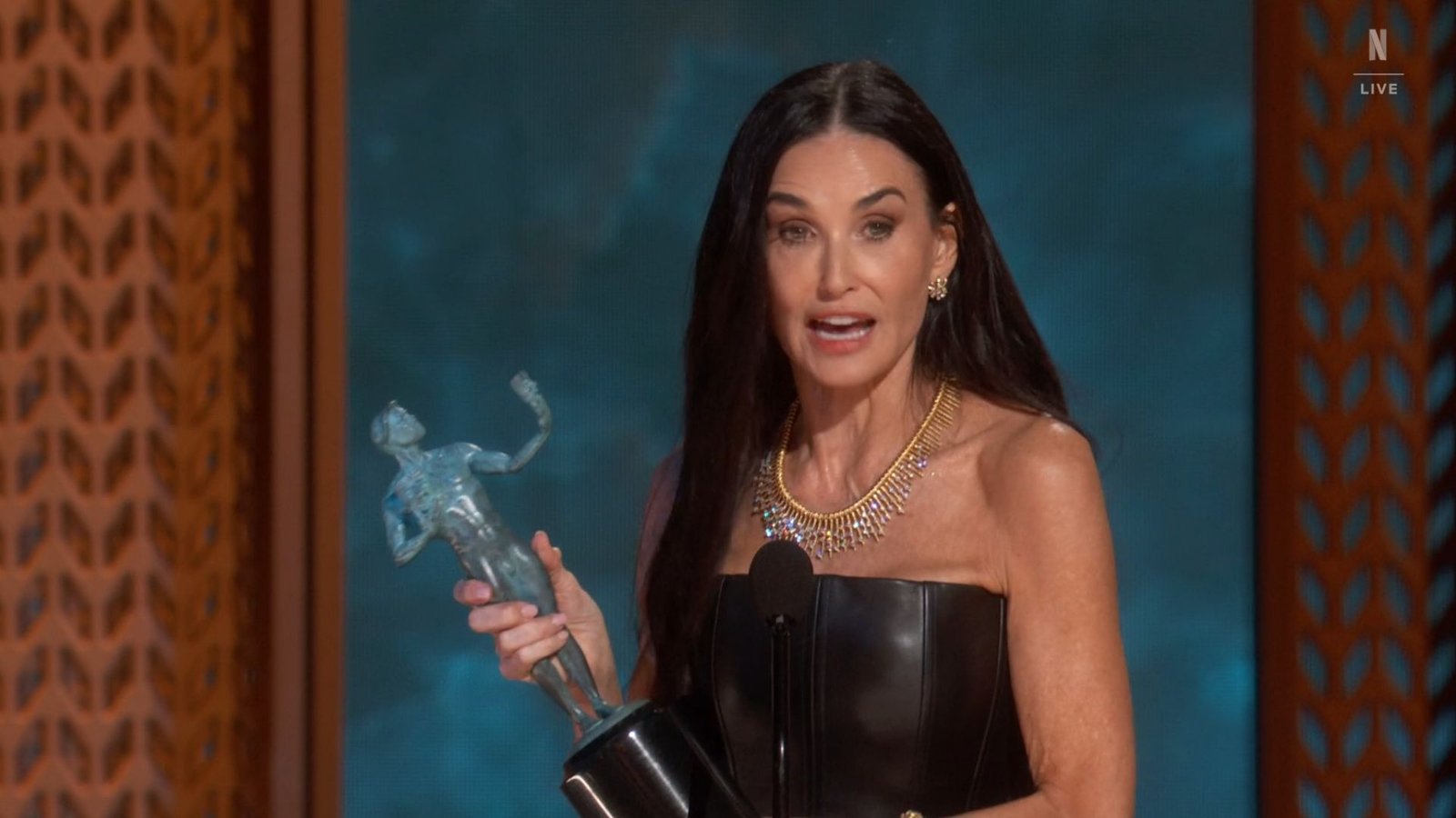 SAG Awards 2025: Demi Moore vence e pode ser obstáculo a Fernanda Torres