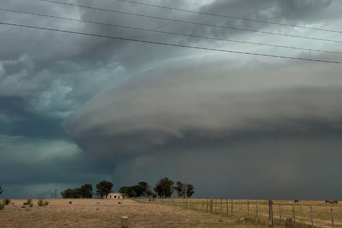 Supercélula de chuva avança do Uruguai sobre o Brasil. Veja vídeo