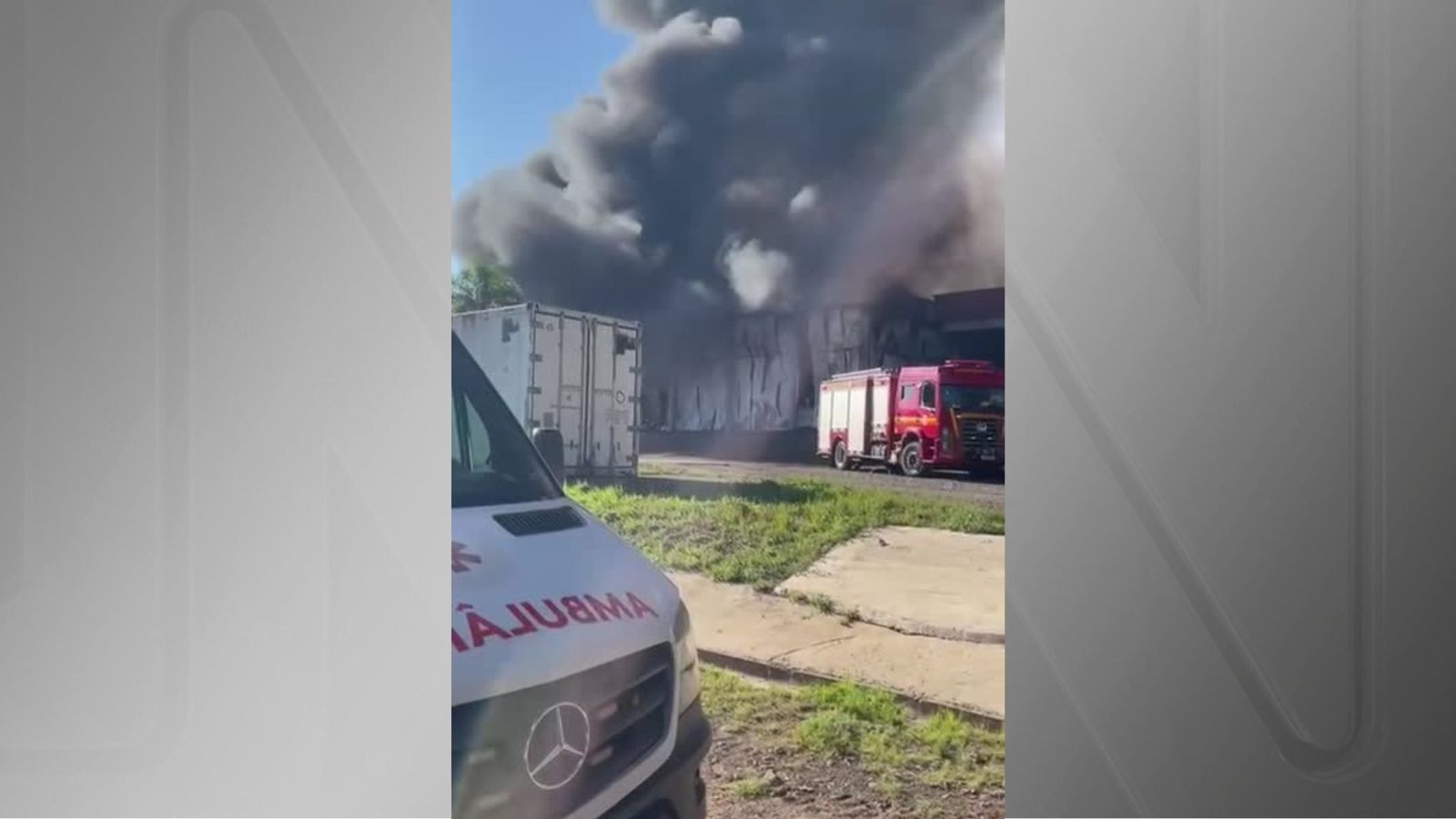 Vídeo: incêndio atinge fábrica de alimentos no RS