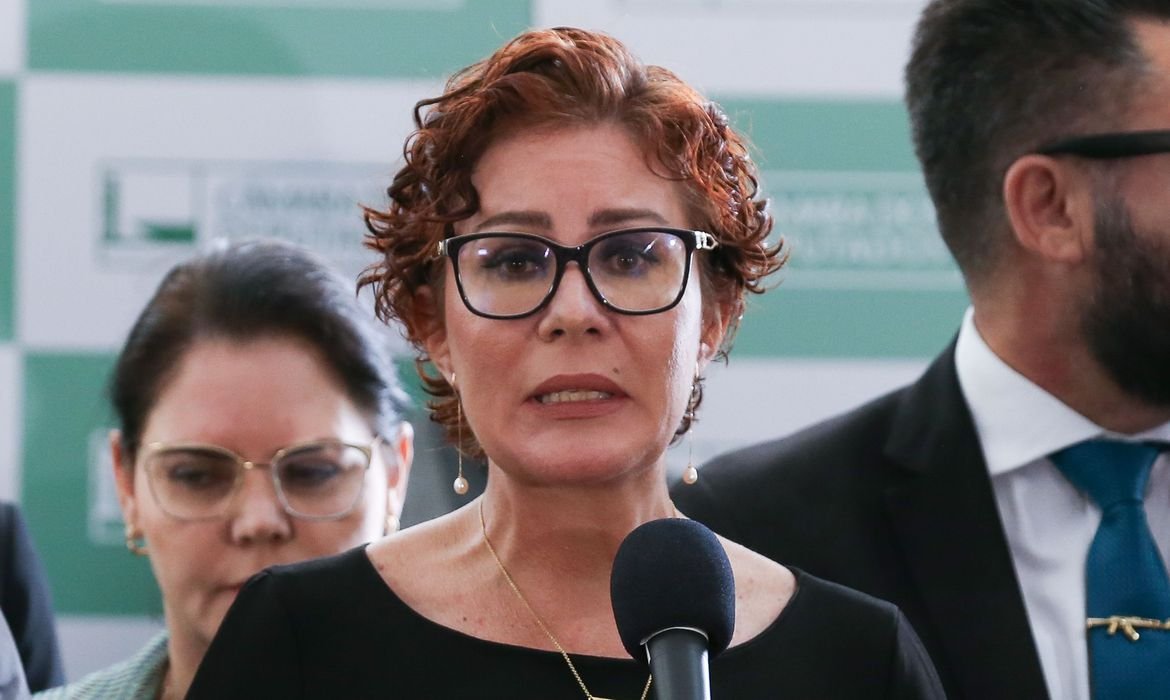 Carla Zambelli vai a julgamento no STF na próxima semana por porte ilegal de arma