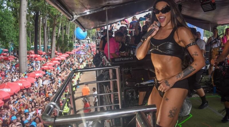 Carnaval de SP: Megabloco de Pabllo Vittar arrasta foliões no Ibirapuera