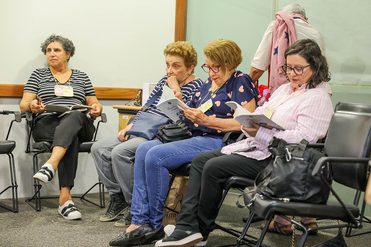 Clube de leitura na Biblioteca Nacional de Brasília promove inclusão e interação do público 60+