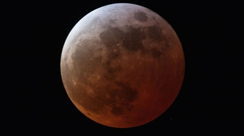 Eclipse: veja foto inédita tirada do ponto de vista da Lua