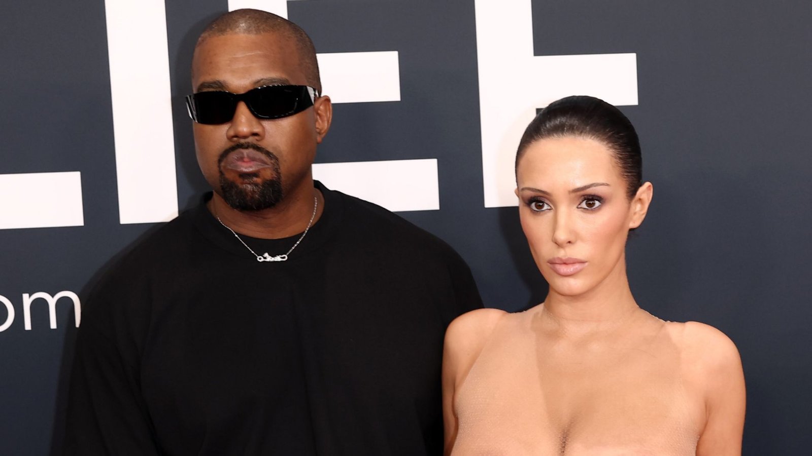 Esposa de Kanye West, Bianca Censori volta a usar look nu após polêmicas