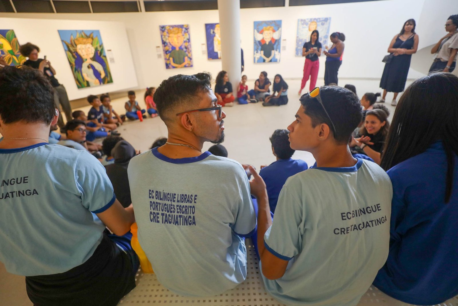 Estudantes com deficiência auditiva visitam exposição de artista surdo 