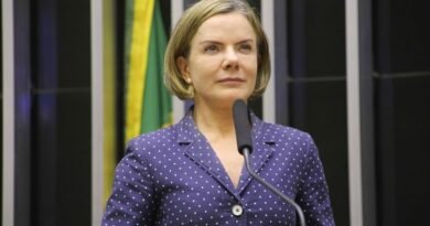 Futura ministra, Gleisi Hoffmann celebra vitória de “Ainda Estou Aqui“