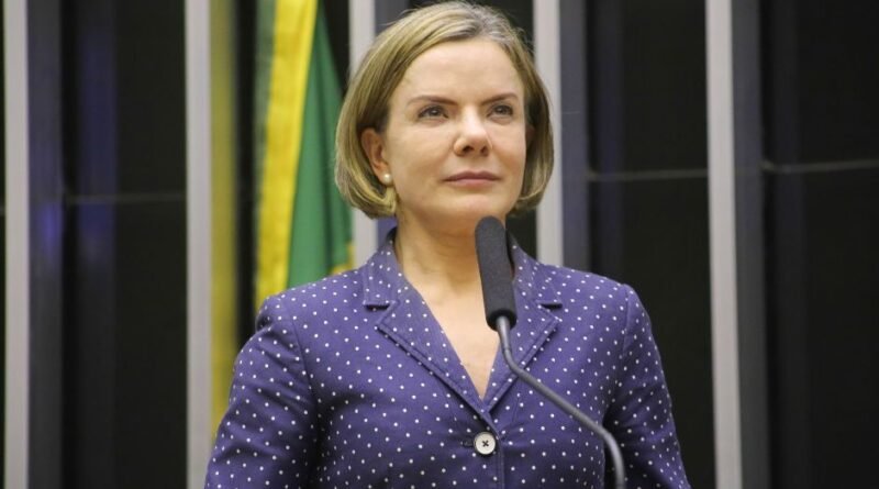 Futura ministra, Gleisi Hoffmann celebra vitória de “Ainda Estou Aqui“