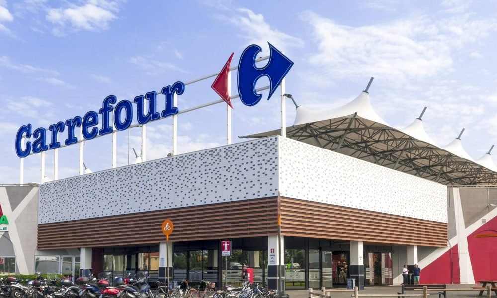 Justiça manda Carrefour indenizar mulher sequestrada em estacionamento de unidade da rede