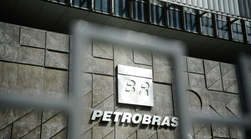 Justiça mantém participação de candidato autodeclarado negro em concurso da Petrobras