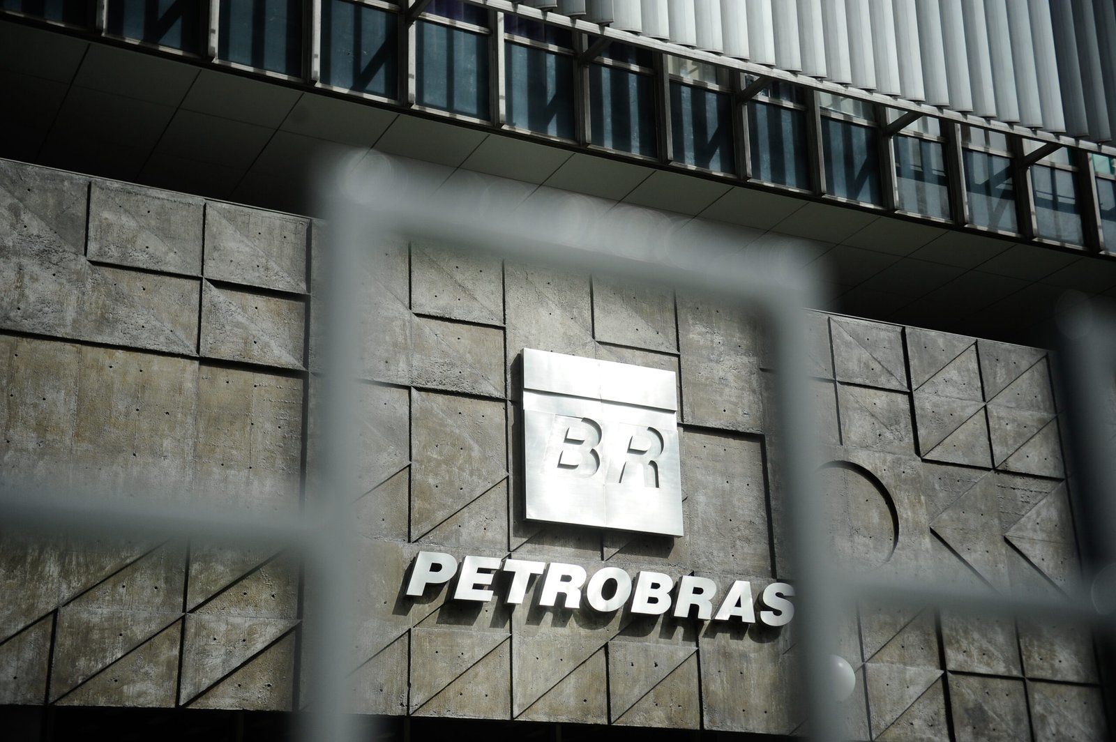 Justiça mantém participação de candidato autodeclarado negro em concurso da Petrobras